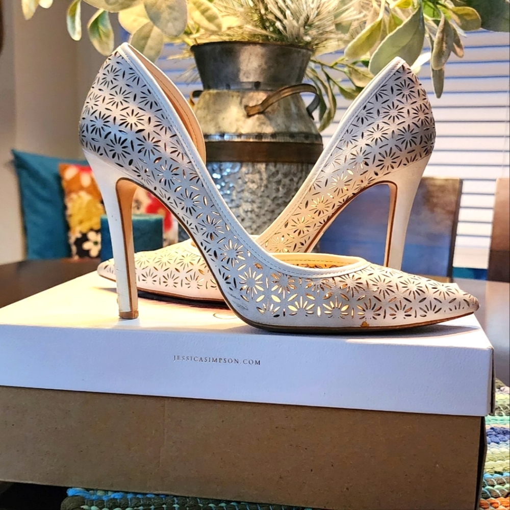 Jessica Simpson white cutout pump Size 8.5M